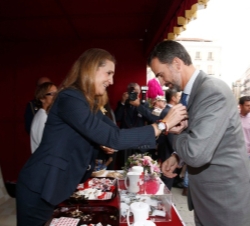 Doña Elena coloca el distintivo a Don Felipe